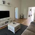 Tamas - Panoramas, Tagas Lakas A Toertenelmi Belvarosban Kilatassal A Viragorara Lejlighed *